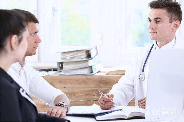 359c52d476a8349d2f36fb1c3828b0b5.jpg 配合准妈妈按时去医院取精