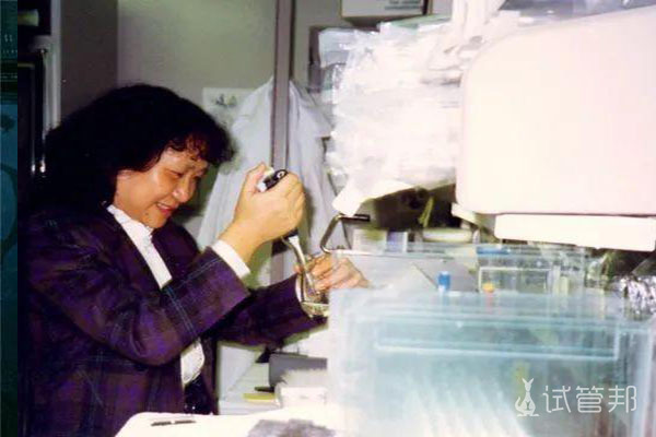 1986年，卢光琇在耶鲁大学学习试管婴儿技术