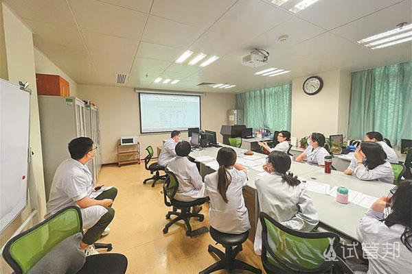 2a4e4288908b746801f5b556ab483f6f.jpg 市妇幼保健院生殖医学中心团队在进行学术讨论。