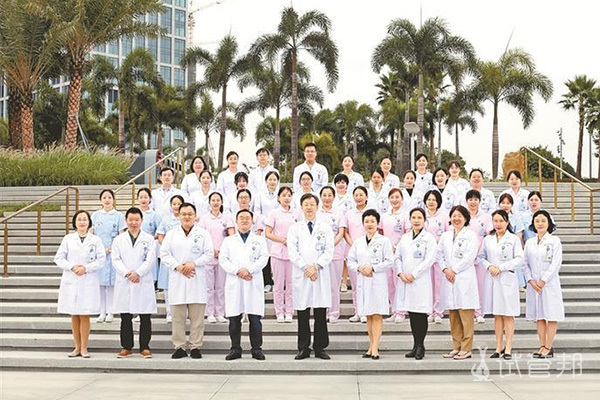 b2af0c043c89ae6d3a473bcc6db18925.jpg 引进高学历人才,打造高水平的医疗团队。