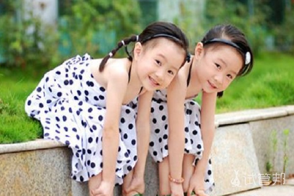 ee2c7398a3ef46152b05e4b68812c738.jpg 如何区别异卵双胞胎和同卵双胞胎