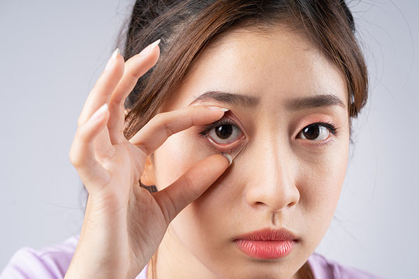 3,按摩眼睛:按压眼睛上的四个白点可以改善眼睛的功能