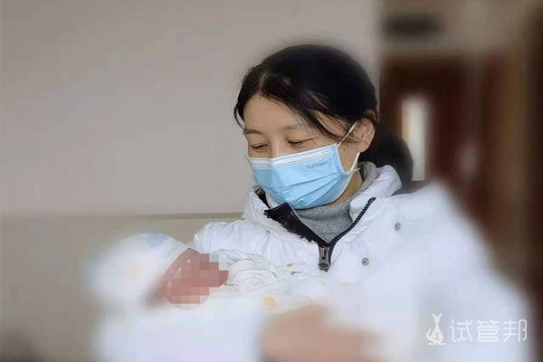 成妇儿生殖中心主任王芳抱着刚出生的第三代试管婴儿宝宝