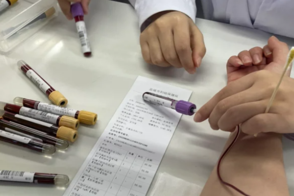 f03d0bd04d896421631bbf86df661091.png 输卵管堵塞还子宫内膜薄没想到做是试管婴儿1次就成了