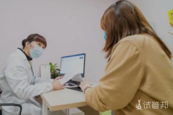 7e2af65f45ee9ee7143ab243d8187a05.png 怀着忐忑的心情进行胚胎移植手术