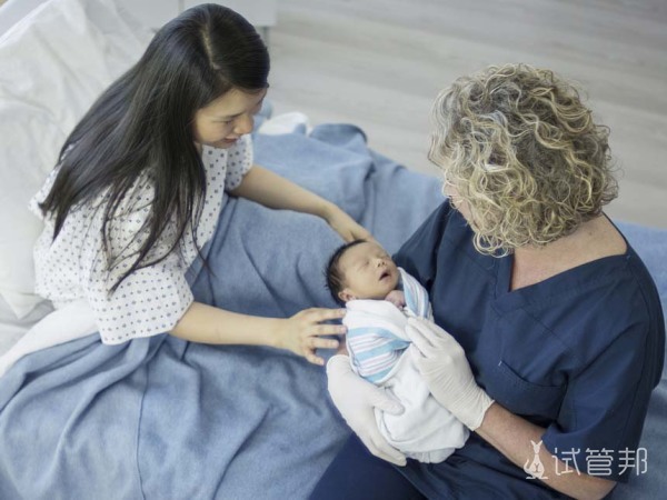 8f6dac8c0af7bbc85a3b3b7f1a7b5457.jpg 急性乳腺炎可以喂母乳吗
