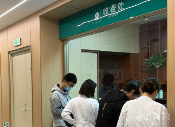 9592753283fbec57ed3bd9127788f819.png 治疗睾丸结核的尴尬经历