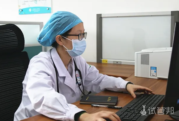 1bd102e24adb2146b39ff601b9770f4e.png 盆腔炎来袭都有哪些症状呢