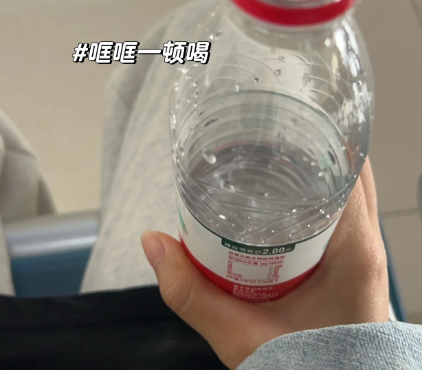 喝光三瓶水憋到极限在诊室门口发抖时医生一句话让我崩溃了