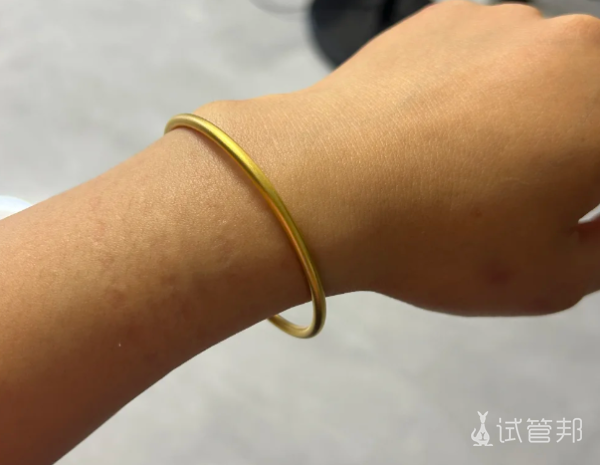 29978e94b5ba7fc29166a4e4b3acb86b.png 移植那天婆婆突然塞给我个金镯子我手抖的没敢收