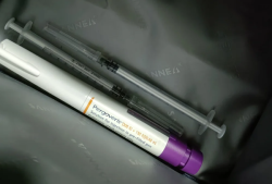 为了准时打针，我在会议室里给自己扎了一针...